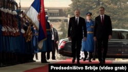 Predsednik Azerbejdžana Ilham Alijev sa Vučićem na svečanom dočeku ispred Palate Srbija u Beogradu, 15. februar 2026.