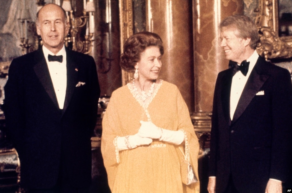 Кралицата со американскиот претседател Џими Картер (десно) и со францускиот претседател Жискар Д Естен (лево) во Лондон, мај 1977 &nbsp;