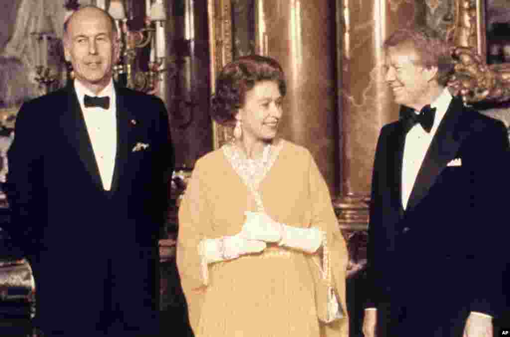 Президентът на САЩ Джими Картър (вдясно) позира заедно с британската кралица Елизабет Втора и френския президент Валери Жискар д&#39;Естен в Бъкингамския дворец в Лондон, май 1977 г.