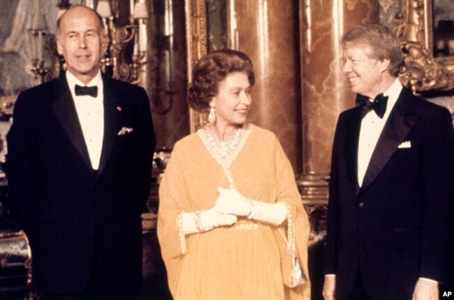 دستن در کنار ملکه الیزابت و جیمی کارتر، کاخ باکینگهام لندن، ۱۹۷۷