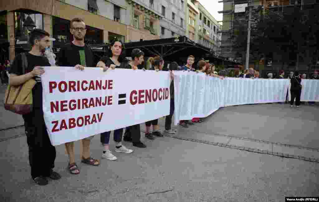 Активисты общественной организации &quot;Женщины в черном&quot; собрались у здания президентской администрации в Белграде в годовщину преступления в Сребренице.