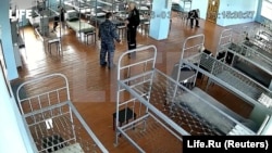 Видеокадры c камер наблюдения в колонии, опубликованные российским сайтом Life.
