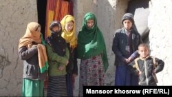 شاه‌گل و فرزندانش که همه معتاد به مواد مخدر اند، از نبود شفاخانه مخصوص زنان و‌ کودکان معتاد در غور شکایت دارند