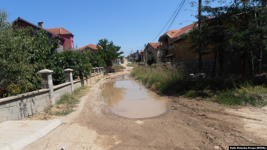 Архивска фотографија - Населба во Куманово во која нема канализација и водовод. 