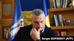 За його словами, з 2022 по 2026 рік сім мільярдів гривень було виділено на облаштування укриттів, у тому числі – встановлення мобільних укриттів, але відповідальні за ці роботи РДА 