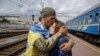 Український військовослужбовець повернувся додому, залізничний вокзал Києва, 9 вересня 2015 року