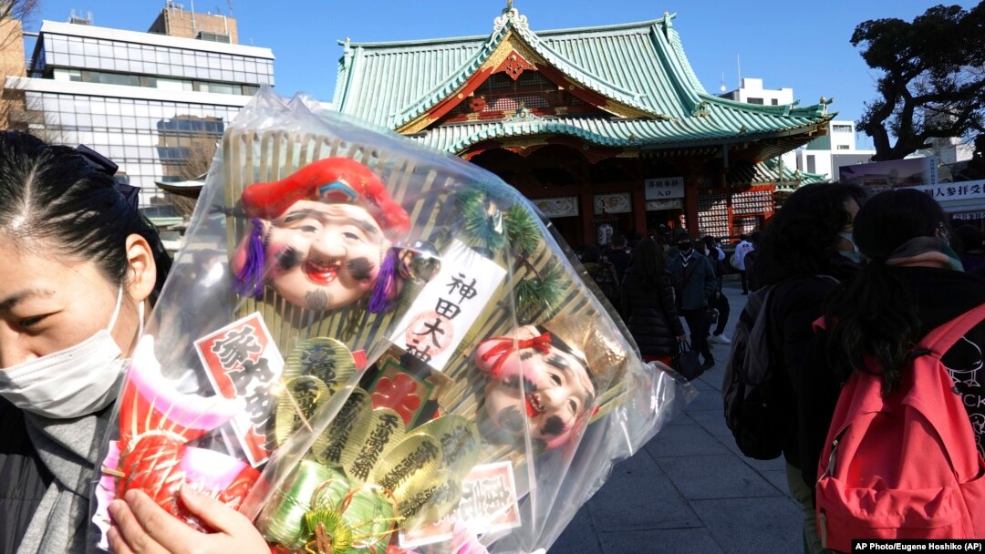 Egy látogató a Kanda Moyin szentélyben január 3-án.