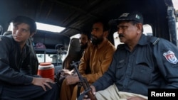 شماری از پناهجویان افغان که از سوی پولیس پاکستان بازداشت شده اند