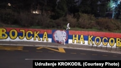 Aktivisti uklanjaju grafit "Kad se vojska na Kosovo vrati" kod Zelenog venca u Beogradu