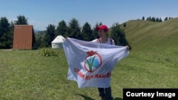 Экобелсенді Ажар Жандосова Көкжайлауда тұр. Сурет оның Facebook парақшасынан алынды.