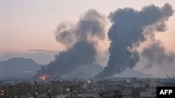 Фотографија објавена на социјалните медиуми на 14 март покажува облаци чад по воздушните напади врз иранскиот град Исфахан, каде во напад врз фабрика наводно загинале најмалку 15 лица.
