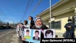 Protest kod kineskog konzulata. Kalida Akithan kaže da su njena tri sina pritvorena u Kini, Almati, 2. mart 2021.