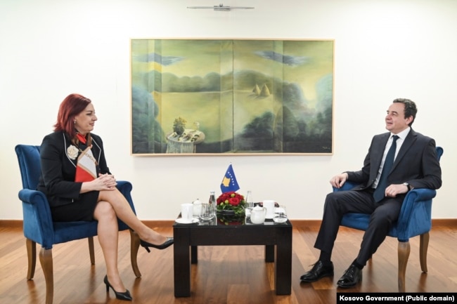 Takimi konsultues mes kreut të LVV-së, Albin Kurti, dhe kryetares të Partisë së Re Demokratike, Emilija Rexhepi.