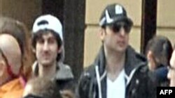 Կադր ամերիկյան հատուկ ծառայությունների հրապարակած նյութերից, որտեղ երեւում են կողք-կողքի կանգնած Ցարնաեւ եղբայրները Բոստոնի ահաբեկչությունից առաջ