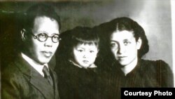 Ли с женой Е.П. Кишкиной и дочерью Ли Иннань, 1946 год