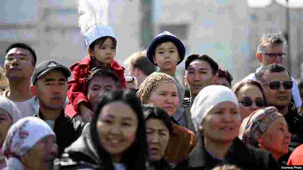 Ала-Тоо аянтында Бишкек мэриясы элге майрамдык концерт уюштурду.