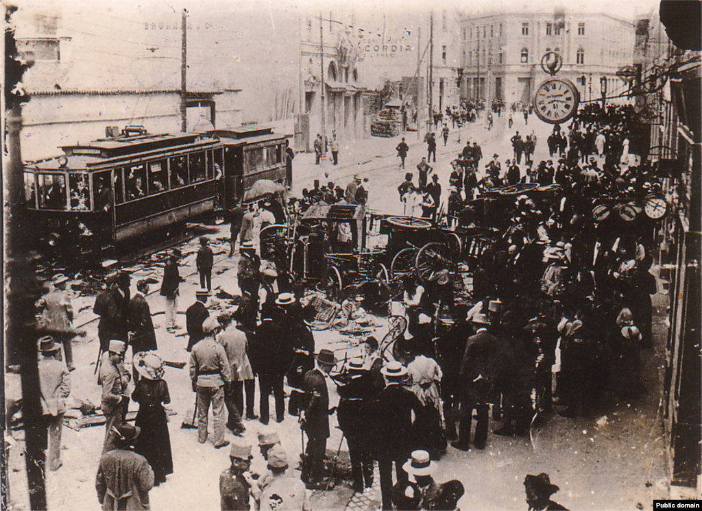 Gužva na ulicama nakon antisrpskih protesta u Sarajevu 29. juni 1914.&nbsp;