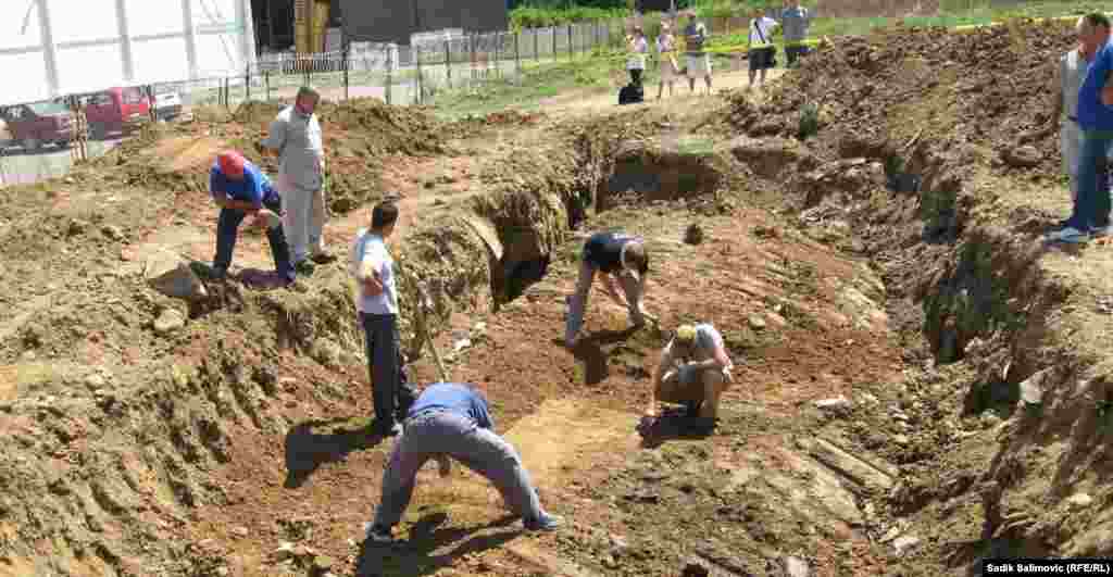 BiH - Ekspertni tim Instituta za nestale osobe, po nalogu Tužilaštva BiH, počeo je, u kompleksu Memorijalnog centra Potočari ekshumaciju posmrtnih ostataka Bošnjaka koji su u julu 1995. godine umrli u bazi UN-a u Potočarima, 2. august 2012. Foto: RSE / Sa