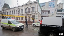 În timpul alertei cu bombă la Banca de Economii, Chişinău, 24 februarie 2015