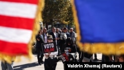 Demonstranti drže transparente s porukom "Glasajte za zakon" ispred Skupštine Kosova tokom vanredne sjednice o ograničavanju ovlaštenja Specijalnog suda sa sjedištem u Hagu, Priština, 5. oktobra 2026.