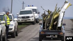 Krhotine aviona se transportuju na daljnu analizu. Fotografija zabilježena kod ukrajinskog sela Hrabove, 16. april 2015.