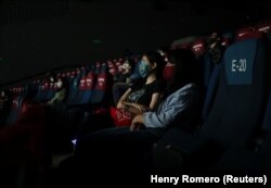 Në Meksikë, rihapja e kinemave është bërë nën protokolle të ashpra kundër koronavirusit, ku dashamirët e filmit obligohen të bartin maska.