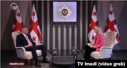 ფოტო არქივიდან: მაგდა ანიკაშვილი ინტერვიუს ართმევს სუსის იმჟამინდელ უფროსს, მამუკა მდინარაძეს.
