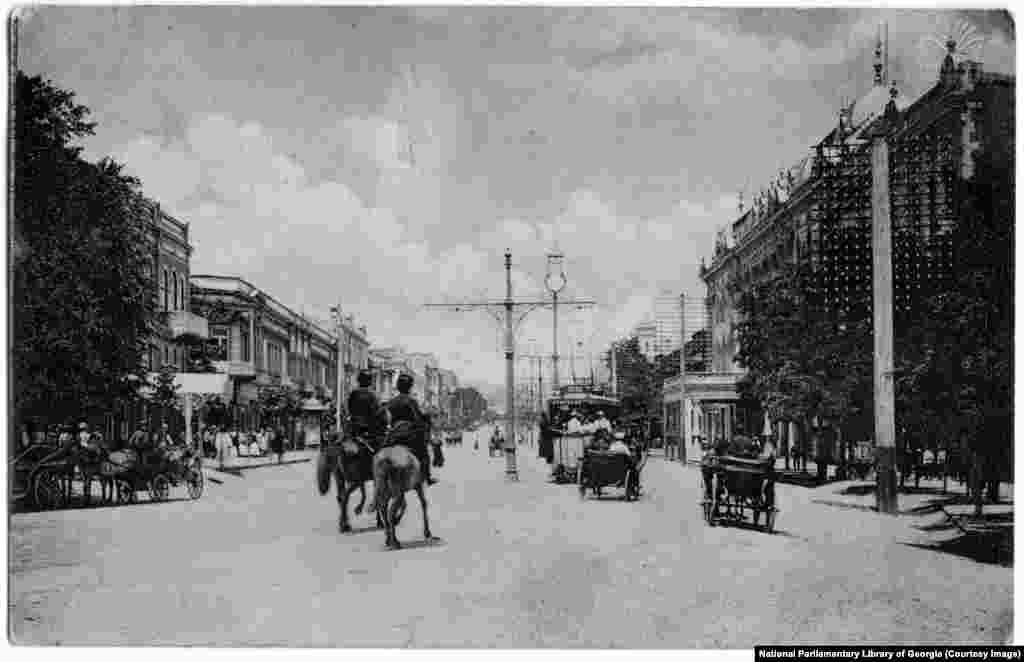 Сьогоднішній проспект Руставелі сфотографований у 1910-х роках, коли він називався проспектом Головіна на честь російського генерала. Вулиця була відкрита у 1840-х роках російським намісником на Кавказі, коли Грузія була частиною Російської імперії. Царська влада прагнула перетворити грузинську столицю &laquo;з міста в перському стилі на нову європейську метрополію&raquo;