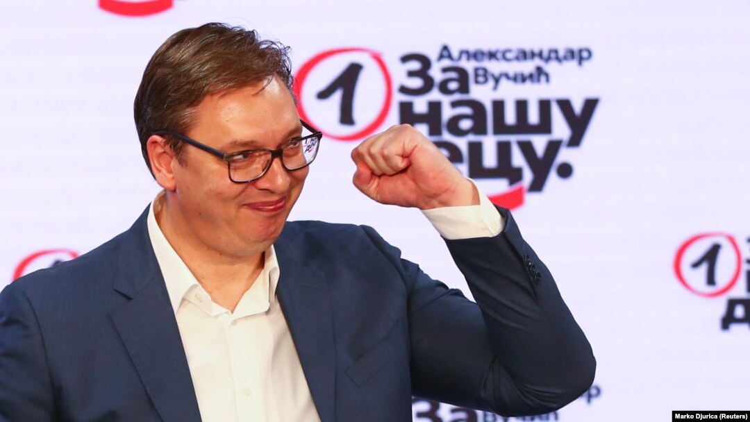 Сръбският президент Александър Вучич празнува победата на партията си СНС на парламентарните избори на 21 юни