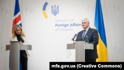 Торгедур Гунарсдоцір на перамовах зь міністрам замежных спраў Украіны Андрыем Сыбігам. Украіна актыўна вядзе перамовы наконт уступленьня ў Эўразьвяз, Ісьляндыя іх аднаўляе праз 13 гадоў