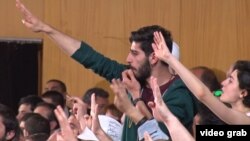 Жаш активисттер Конституция боюнча талкууга нааразылык билдирип келишти. Тбилиси, 15-май, 2017-жыл. 