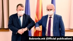 Холандскиот амбасадор во Македонија, Јан Коп, и претседателот на Собранието, Талат Џафери, на средба во Скопје, 26 јануари 2021
