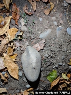 შემთხვევის ადგილზე ოჯახის ნაპოვნი ქვა