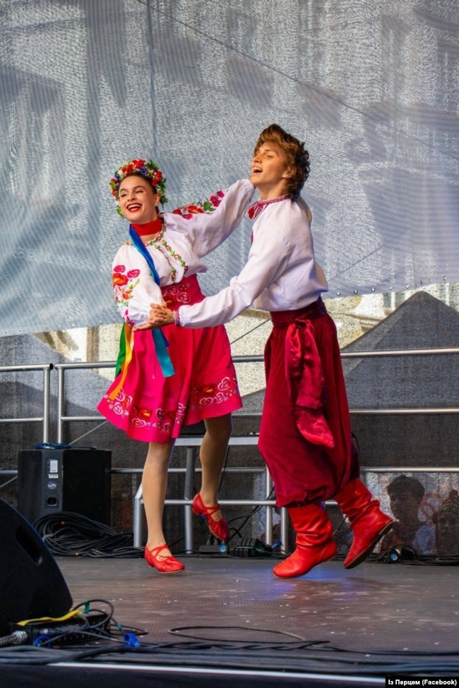Учасники колективу під час виступу