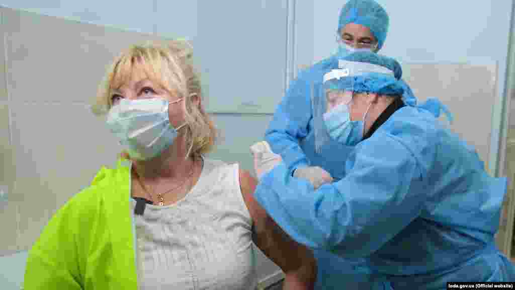 Лікарка з Львівської обласної інфекційної лікарні Таміла Алексанян першою на Львівщині отримала щеплення проти COVID-19