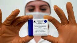 Medicinska sestra drži komplet dozu vakcine Sputnjik V koju je Srbija naručila od Rusije (4. decembar)