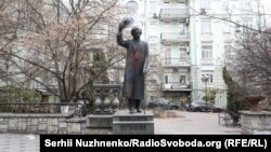 У Києві вандали розписали свастиками пам'ятник Шолом-Алейхему, Київ, 25 листопада 2019 року