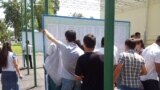 Özbegistanda abiturientler synaglaryň netijelerini görýärler.