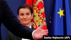 Ana Brnabić, premijerka Srbije, prati izlaganje Aleksandra Vučića, predsednika države, na konferenciji za novinare iz septembra 2020.