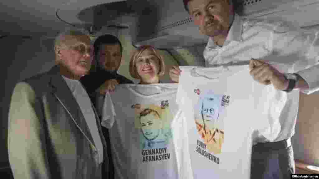 Генадій Афанасьєв і Юрій Солошенко повертаються в Україну, 14 червня 2016 року