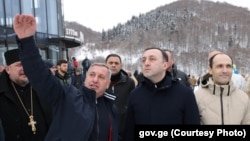 „კრისტალ ჯგუფის“ მფლობელი ვლადიმერ სტეფანიანი გირაოთი გაათავისუფლეს. გარეკანის ფოტოზე: ვლადიმერ სტეფანიანი, ირაკლი ღარიბაშვილი, ეკონომიკის ყოფილი მინისტრი ლევან დავითაშვილი და მისი მოადგილე რომეო მიქაუტაძე