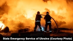 Ресейдің әуе шабуылынан шыққан өртті сөндіріп жатқан төтенше жағдайлар қызметінің өкілдері. Одесса, Украина, 11 сәуір, 2026 жыл.