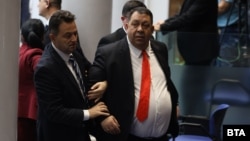 Квестор извежда от пленарната зала в парламента Гюнай Далоолу от ДПС-Ново начало, след като близкият до Делян Пеевски депутат налетя на бой на лидера на МЕЧ Радостин Василев и получи от него ритник в тялото, 17 декември 2025 г.