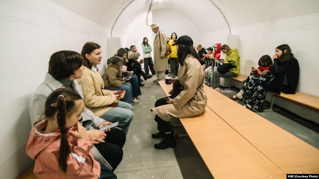 «Мобільні укриття – це точно краще, ніж нічого. Потреба в цих укриттях – очевидна. Я вважаю це (відсутність мобільних укриттів – ред.) величезною безвідповідальністю, ціна якої життя людей» – Леонід Ємець