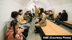 «Мобільні укриття – це точно краще, ніж нічого. Потреба в цих укриттях – очевидна. Я вважаю це (відсутність мобільних укриттів – ред.) величезною безвідповідальністю, ціна якої життя людей» – Леонід Ємець