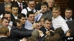 Oppozisiýa we köplük deputatlary parlamantde ors dilinde gürlemelimi ýa ukrain dilinde diýip dawalaşýarlar. Kiýew, 19-njy mart, 2013 ý.