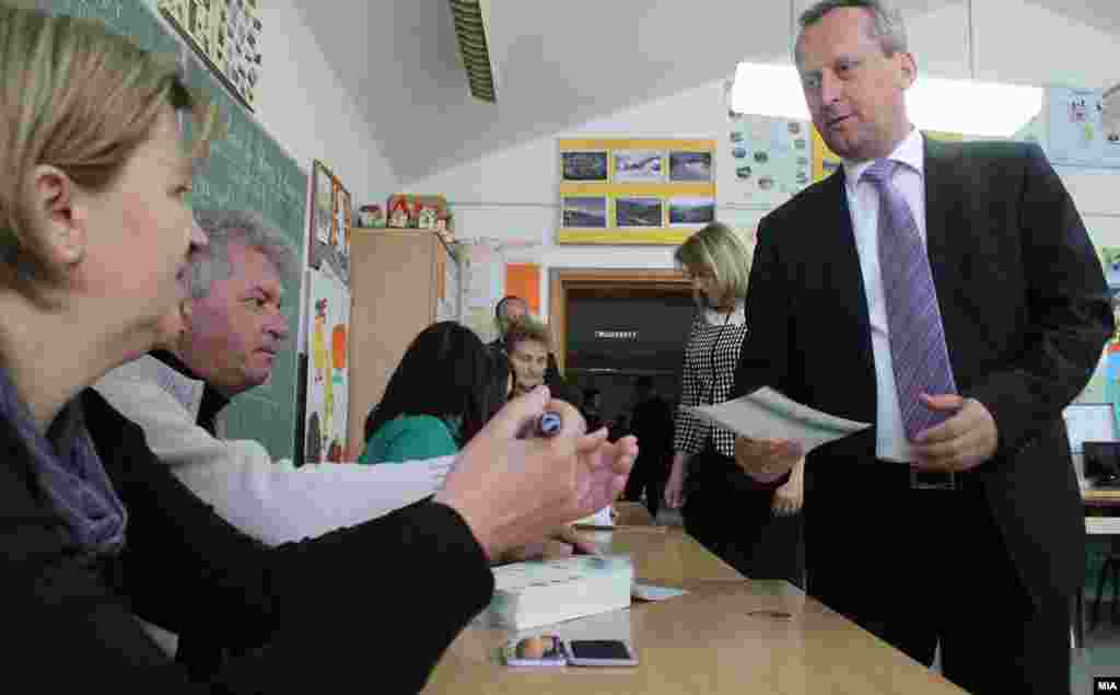 Macedonia - Parliamentary speaker Trajko Veljanoski votes on first round of presidential elections in Skopje - 13Apr2014