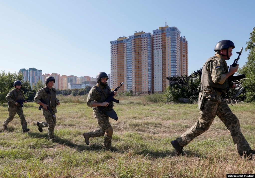 Soldiers practiced defending public buildings.