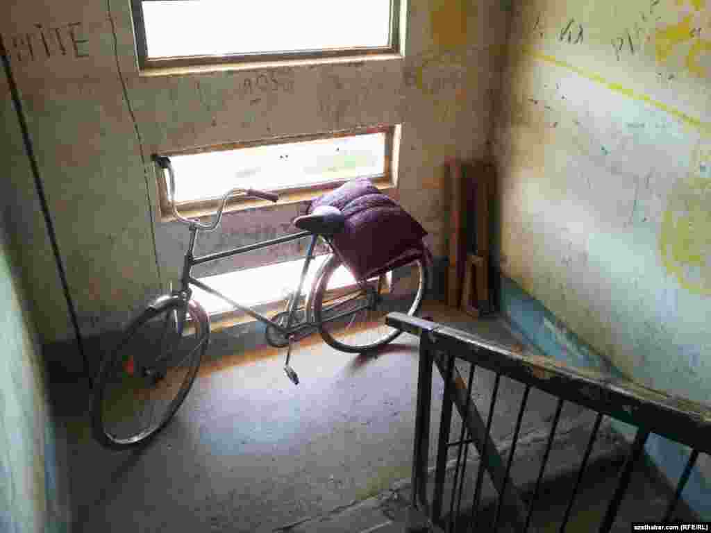 Ýaşaýyş jaýyň içindäki tigir