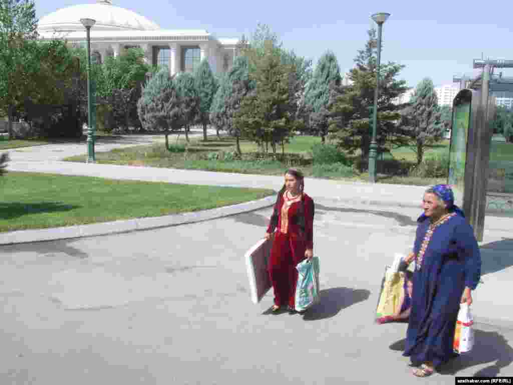 Paýtagta okuwa girmäge gelen bir gyz ejesi bilen Çeperçilik akademiýasyndan çykyp gelýärler